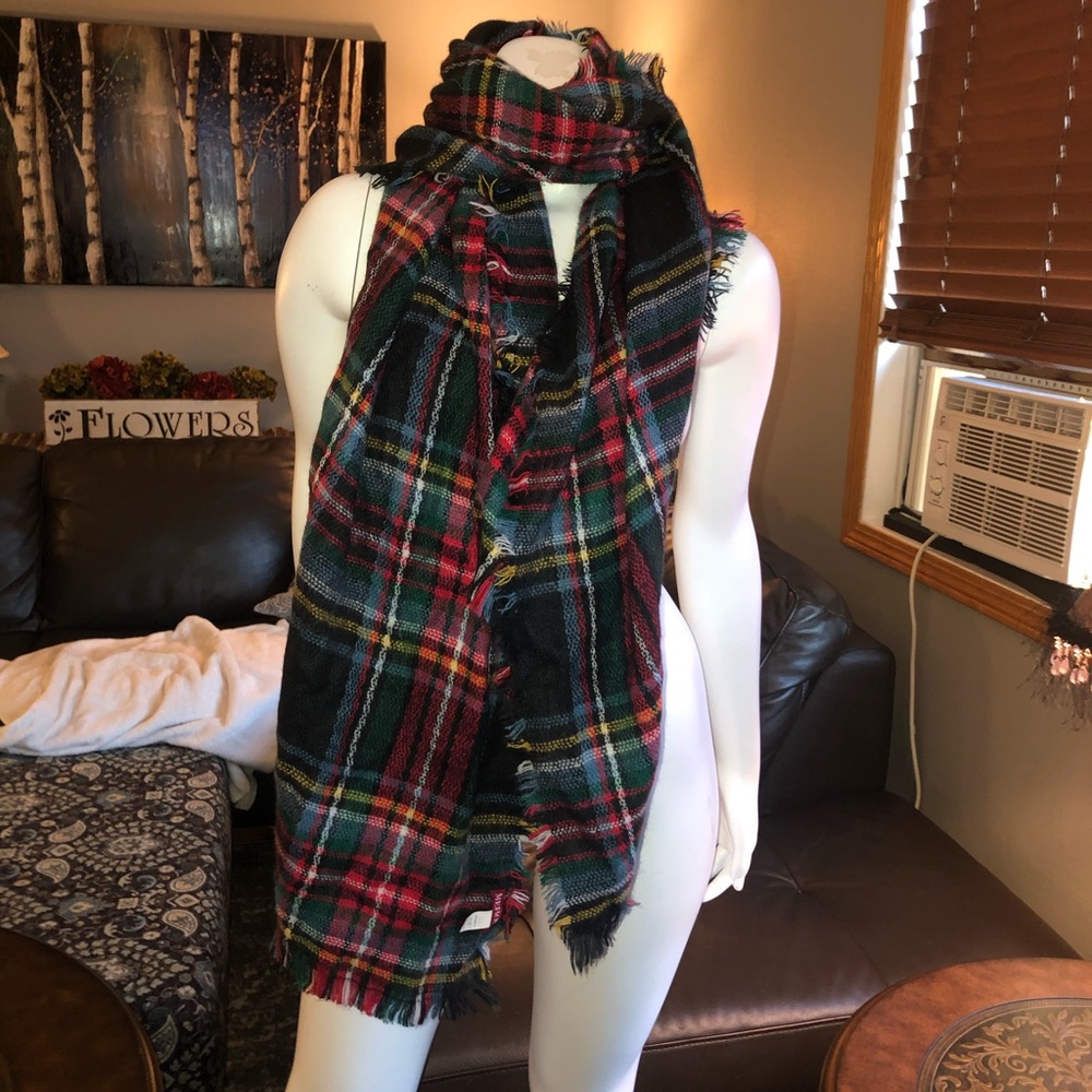 BEAUTIFUL NEVER WORN plaid winter scarf